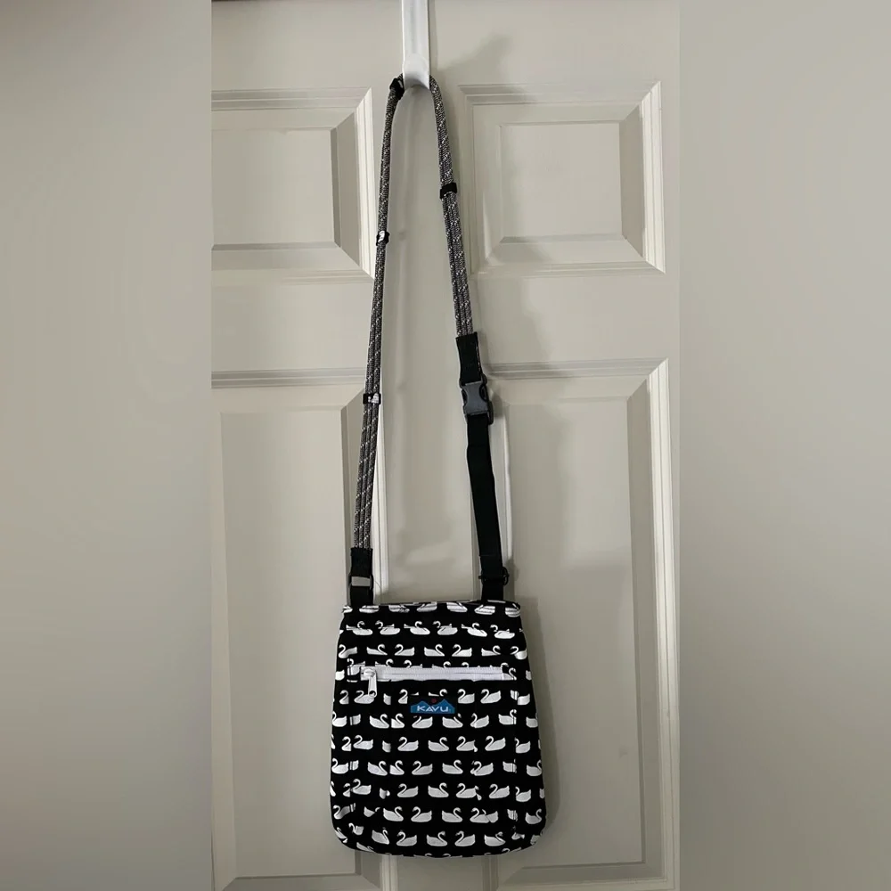 NWOT Kavu Keepalongs Bag Crossbody purse Swan print black white pockets - Picture 1 of 10